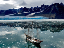 Spitzbergen und ein Segelschiff